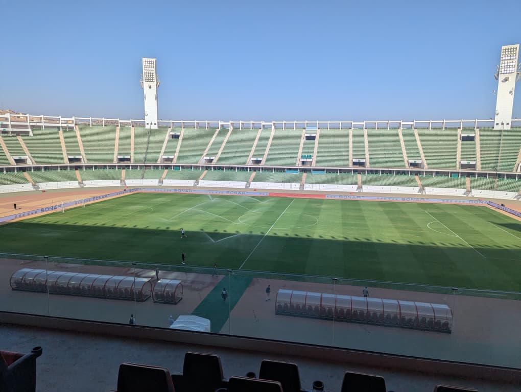 Panorama du Grand Stade d’Agadir, infrastructure sportive emblématique du Maroc, prête pour la CAN 2025.