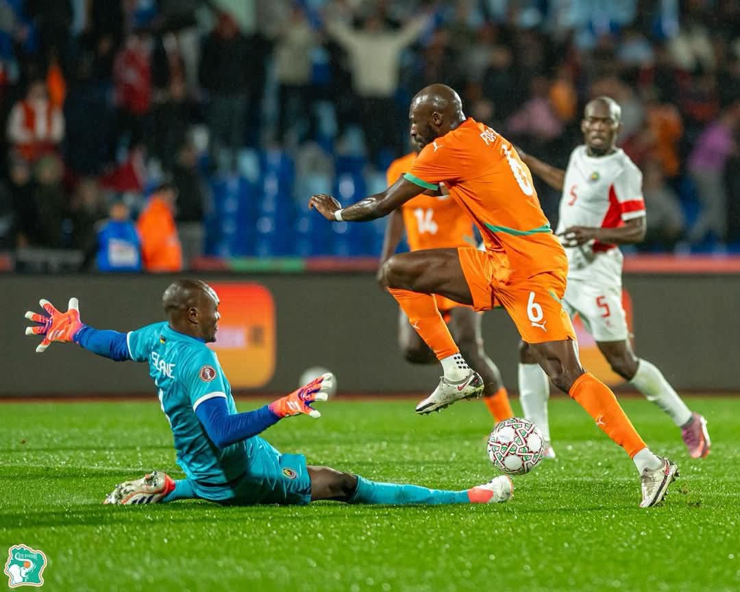 Duel entre Fofana et le gardien Mozambicain durant un match de CAN 2025