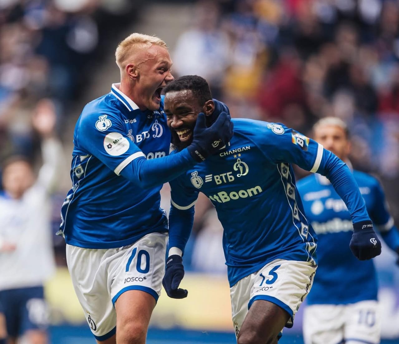 Moumi Ngamaleu célèbre son but avec le Dynamo Moscou en championnat russe