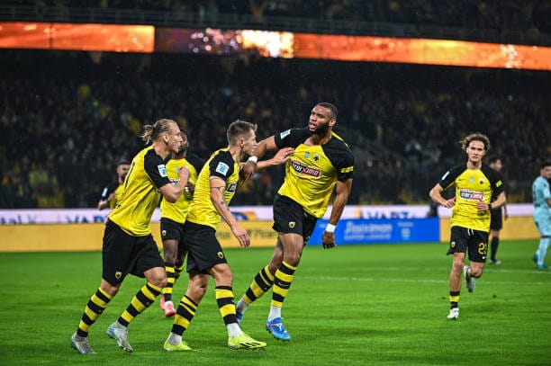 Grèce : Harold Moukoudi propulse l’AEK Athènes en tête du championnat